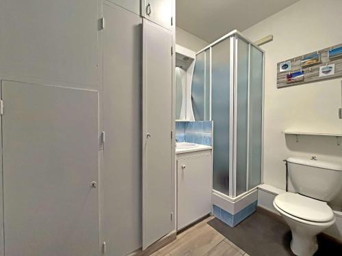 une salle de bain blanche avec des toilettes et un lavabo dans l'établissement Studio 23m² avec Parking Privé, Ascenseur, Proche Mer - Berck - FR-1-646-19, à Berck-sur-Mer