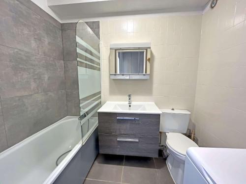 une salle de bain avec un lavabo, des toilettes et une baignoire dans l'établissement Studio Proche Plage et Commerces - Balcon Sud, Parking Privatif, Résidence Sécurisée - FR-1-646-23, à Berck-sur-Mer