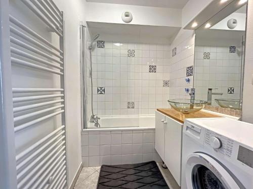 une salle de bain avec un lavabo et une machine à laver dans l'établissement Studio Pieds dans l'Eau, Moderne et Équipé - Rez-de-Chaussée - FR-1-646-25, à Berck-sur-Mer