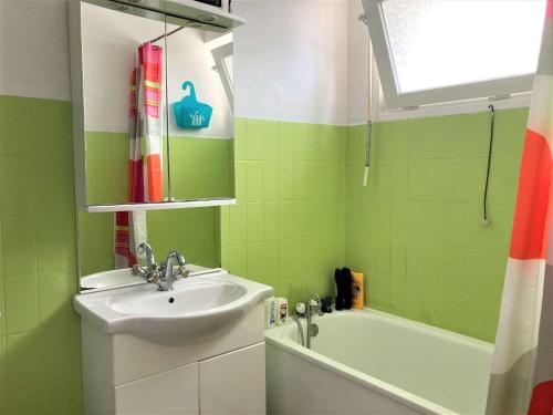 une salle de bain avec un lavabo et une baignoire dans l'établissement Studio cosy 15m² à 5min de la plage – Tout équipé, sécurisé, proche commerces, nettoyage inclus - FR-1-646-12, à Berck-sur-Mer