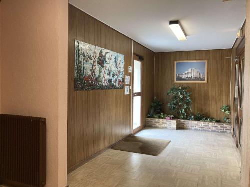 d'un couloir avec un mur recouvert d'une peinture. dans l'établissement Studio cosy 15m² à 5min de la plage – Tout équipé, sécurisé, proche commerces, nettoyage inclus - FR-1-646-12, à Berck-sur-Mer