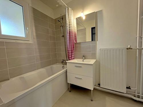 une salle de bain avec un lavabo et une baignoire et un lavabo dans l'établissement Studio les pieds dans l'eau à Berck-Plage avec parking privatif - FR-1-646-18, à Berck-sur-Mer