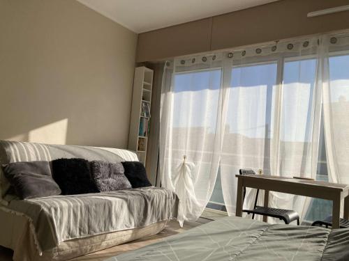 une chambre avec un lit, une fenêtre et un bureau dans l'établissement Studio 20m² lumineux avec balcon - Cœur de Berck Plage, proche commerces et plage - FR-1-646-20, à Berck-sur-Mer
