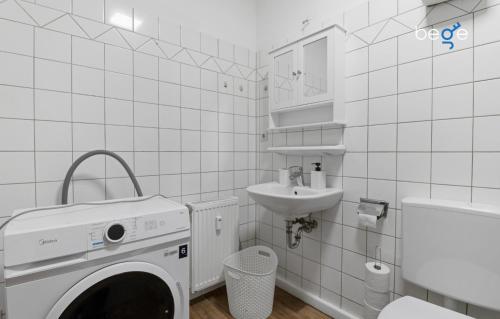 a bathroom with a washing machine and a sink at BEGE APARTMENTS: WORKSPOT in Gelsenkirchen