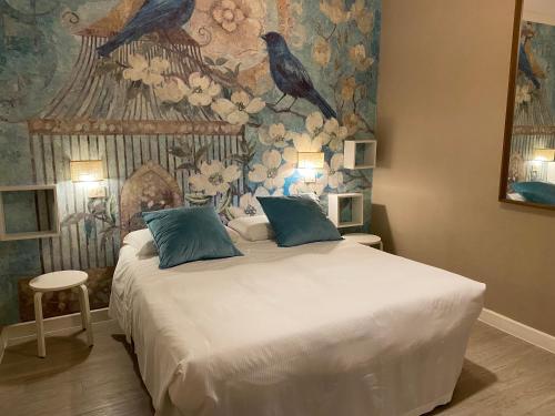 ein Schlafzimmer mit einem großen Bett und einem Gemälde an der Wand in der Unterkunft Hotel Nella in Florenz
