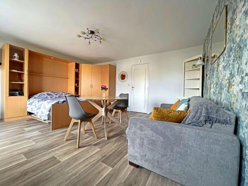- un salon avec un canapé et une chambre dans l'établissement Joli studio 36m² avec balcon, parking, proche plage et baie d'Authie, Berck - FR-1-646-2, à Berck-sur-Mer