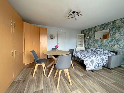 une chambre avec un lit, une table et des chaises dans l'établissement Joli studio 36m² avec balcon, parking, proche plage et baie d'Authie, Berck - FR-1-646-2, à Berck-sur-Mer