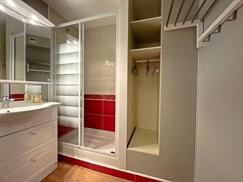 - un dressing avec un lavabo et un miroir dans l'établissement Joli studio 36m² avec balcon, parking, proche plage et baie d'Authie, Berck - FR-1-646-2, à Berck-sur-Mer