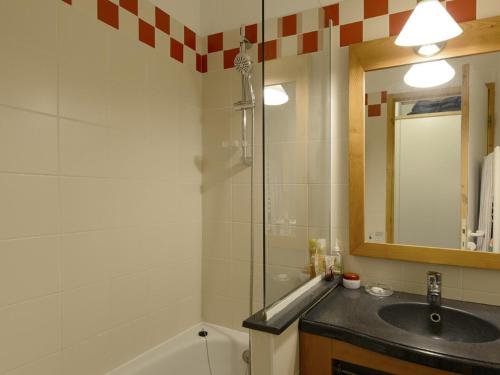 une salle de bain avec un lavabo et une douche avec un miroir dans l'établissement Appartement cosy, accès direct pistes, 5 pers, Belle Plagne - FR-1-181-2386, à La Plagne Tarentaise