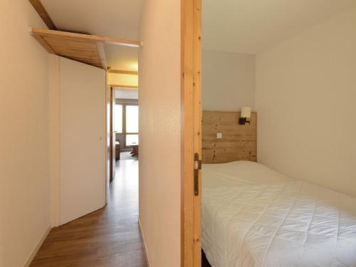 - une petite chambre avec un lit et une porte dans l'établissement Appartement cosy, accès direct pistes, 5 pers, Belle Plagne - FR-1-181-2386, à La Plagne Tarentaise