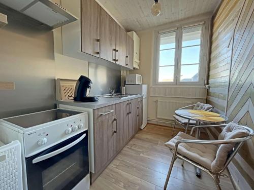 une petite cuisine avec un évier et une cuisinière dans l'établissement Charmant T2 à Berck Plage, proche commerces et plage, avec équipements modernes et cour fleurie - FR-1-646-31, à Berck-sur-Mer