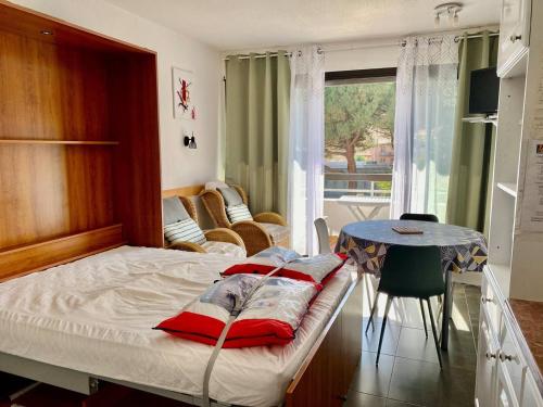 une chambre avec un lit, une table et un canapé dans l'établissement Studio cosy 24 m² avec balcon, proche cures et centre-ville, animaux bienvenus ! - FR-1-703-109, à Amélie-les-Bains-Palalda
