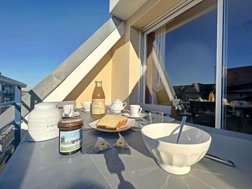 une table avec un bol de nourriture sur un balcon dans l'établissement Grand T3 idéalement situé proche plage et commerces avec balcon et parking à Berck - FR-1-646-39, à Berck-sur-Mer