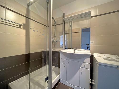 une salle de bain avec un lavabo et une douche en verre dans l'établissement Grand T3 idéalement situé proche plage et commerces avec balcon et parking à Berck - FR-1-646-39, à Berck-sur-Mer