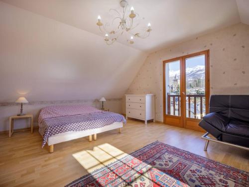 um quarto com uma cama e um lustre em Maison Génos-Val Louron, 5 pièces, 10 personnes - FR-1-695-26 em Génos