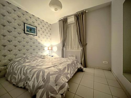 une chambre avec un lit et une fenêtre dans l'établissement Superbe T2 Bis Proche Plage avec Balcon et Parking - FR-1-646-44, à Berck-sur-Mer