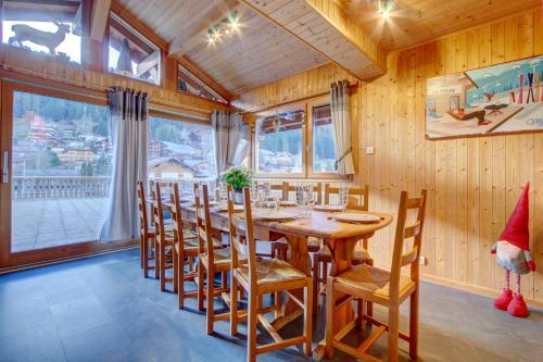 - une salle à manger avec un chapeau de santa, une table et des chaises dans l'établissement La Ruche 2, à Morzine