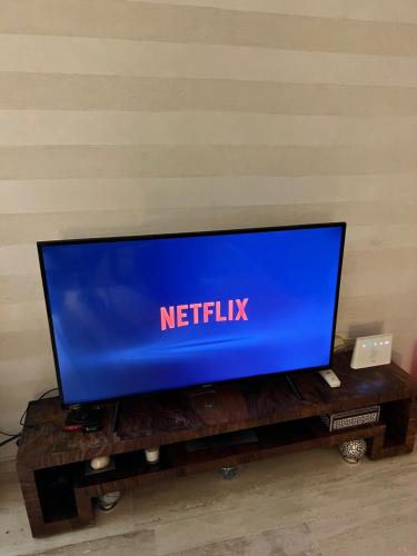 Un televisor encima de una mesa de madera. en Comme à la maison, en plein coeur de Marrakech, en Marrakech