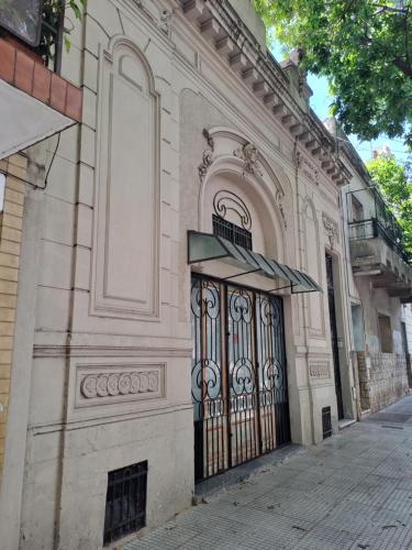 un edificio con una puerta a un lado en Style Loft en Buenos Aires