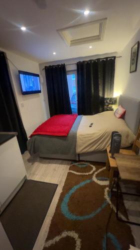 Postel nebo postele na pokoji v ubytování Cozy small studio