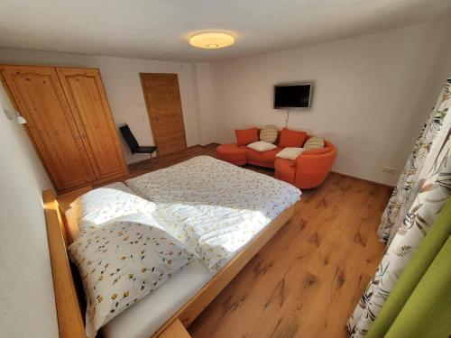 Un pat sau paturi într-o cameră la Rosa's Ferienhaus Ferienwohnung Rote Flueh
