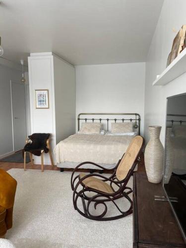 SöderbyTop floor apt with stunning view的卧室里有一张床和一把椅子