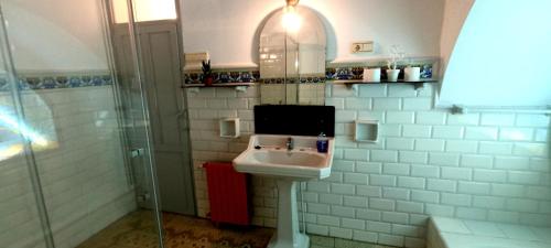 a bathroom with a sink and a shower at Casa Artistica 2 in Gandía