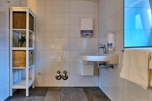 a bathroom with a sink and a mirror at Charmante Wohnung für 2 Personen in Zentrumsnähe x moderne Coworking-Arbeitsplätze und Besprechungsräume im Haus in Innsbruck