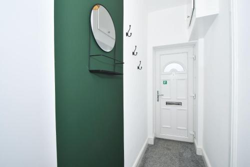 Kylpyhuone majoituspaikassa Emerald Terrace by YourStays
