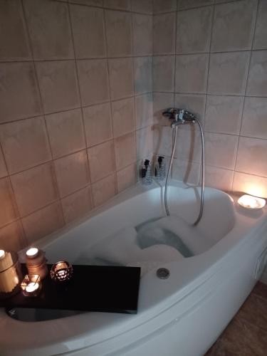 y baño con bañera y grifo. en Elegante room en Serres