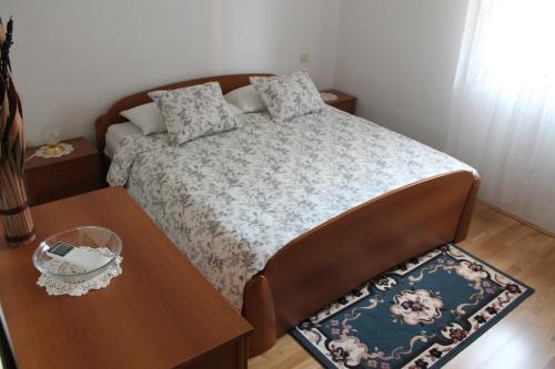 a bedroom with a bed and a wooden table at Holiday Home Villa Vista in Sveti Lovreč Pazenatički
