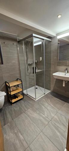y baño con ducha y lavamanos. en The Aarburg Hotel & Café en Interlaken