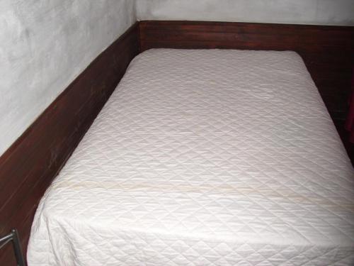 a small bed in a small room at La Pastora in Punta del Este