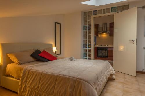 a bedroom with a large bed in a room at Archi di Vesna II in Ancona