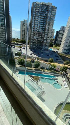 a view of a swimming pool from a building at Hermoso y comodo Departamento con vista al mar, costas de montemar in Concón