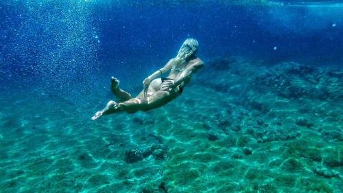 una mujer en traje de baño nadando en el agua en Cast Away - Eco Resort, en Zavala