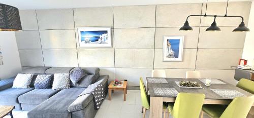 een woonkamer met een bank en een tafel bij MAYA in Paphos City