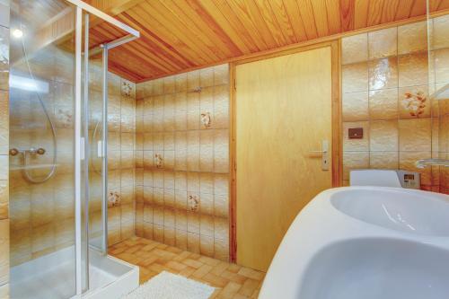 une salle de bain avec une douche, un lavabo et une baignoire dans l'établissement l'OUTO, à Morzine