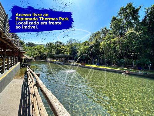 un parque con una fuente en medio de un río en Casa Para Temporada - Com Acesso ao Rio Thermal, en Rio Quente