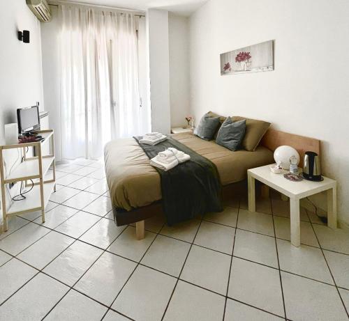 een slaapkamer met een bed, een tafel en een bureau bij Suite 84 Holiday Home in Salerno