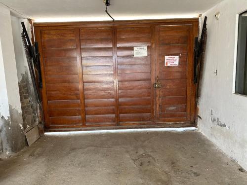 una puerta de madera en una habitación con suelo de hormigón en Departamento en playa San Bartolo - cuarto piso, en San Bartolo