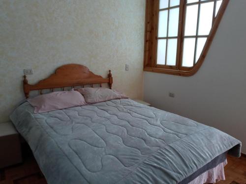 1 dormitorio con 1 cama grande y ventana grande en Departamento luxor en Cajamarca