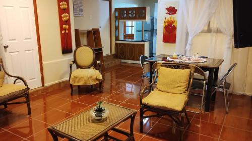 Casa interior Playa Brava في إكيكي: غرفة معيشة مع طاولة وكراسي وغرفة طعام