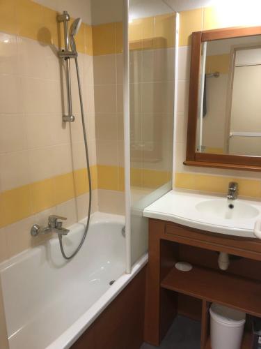 a bathroom with a tub and a sink and a shower at Appartement à Saint Lary Soulan, 4-5 pers, à 150m des télécabines et du village in Saint-Lary-Soulan