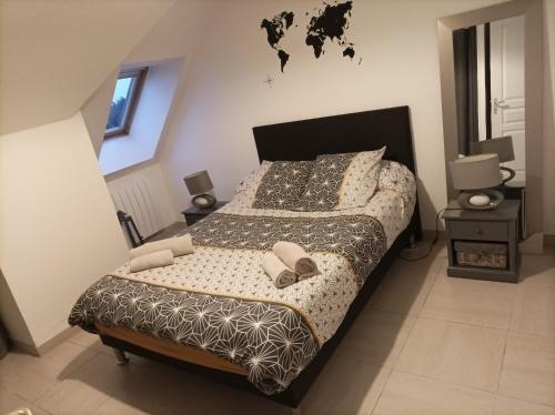 a bedroom with a large bed in a room at Appart. sur Caen avec Garage et Wifi. in Caen
