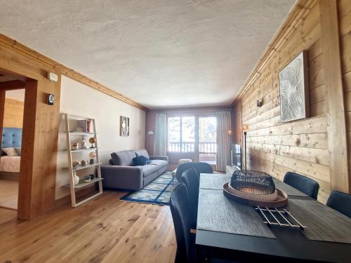 un salon avec une table et un canapé dans l'établissement Appartement lumineux 3 pièces, ski aux pieds, parking inclus, Val d'Isère - FR-1-518-152, à Val dʼIsère