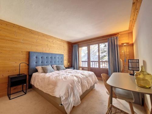 une chambre avec un lit, une table et une fenêtre dans l'établissement Appartement lumineux 3 pièces, ski aux pieds, parking inclus, Val d'Isère - FR-1-518-152, à Val dʼIsère