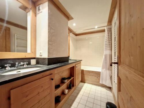 une salle de bain avec un lavabo et une baignoire dans l'établissement Appartement lumineux 3 pièces, ski aux pieds, parking inclus, Val d'Isère - FR-1-518-152, à Val dʼIsère