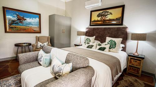 une chambre d'hôtel avec un lit et un canapé dans l'établissement Jonkershoek Guest Farm, à Kimberley