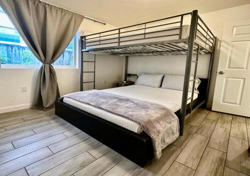 - une chambre avec des lits superposés et une fenêtre dans l'établissement Casa en Corazon de Miami Pequeña Habana, à Miami